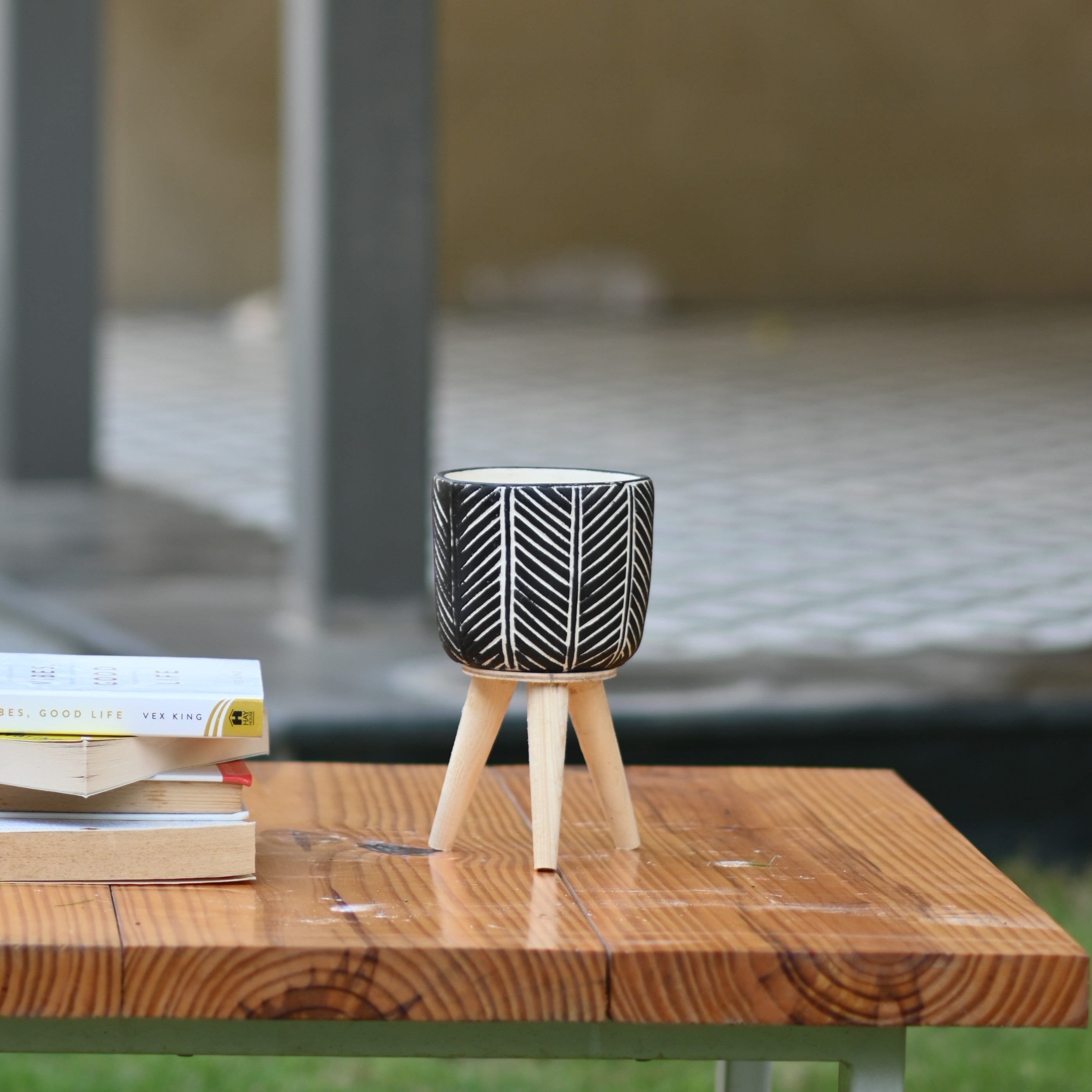 Ceramic Zigzag Black Pot with Stand