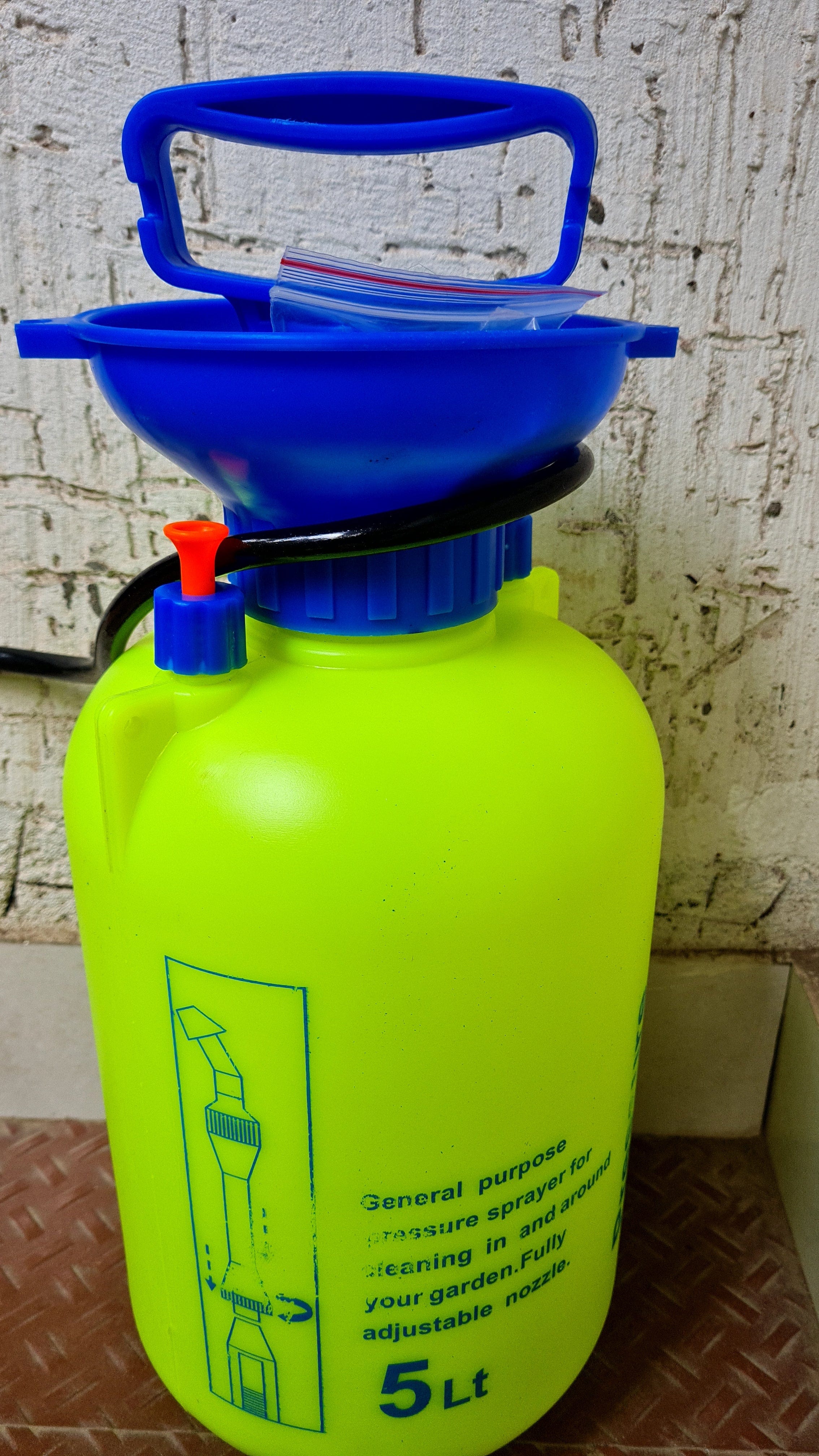 Nutrimax Plastic Manual Pressure Sprayer (5 Litres)