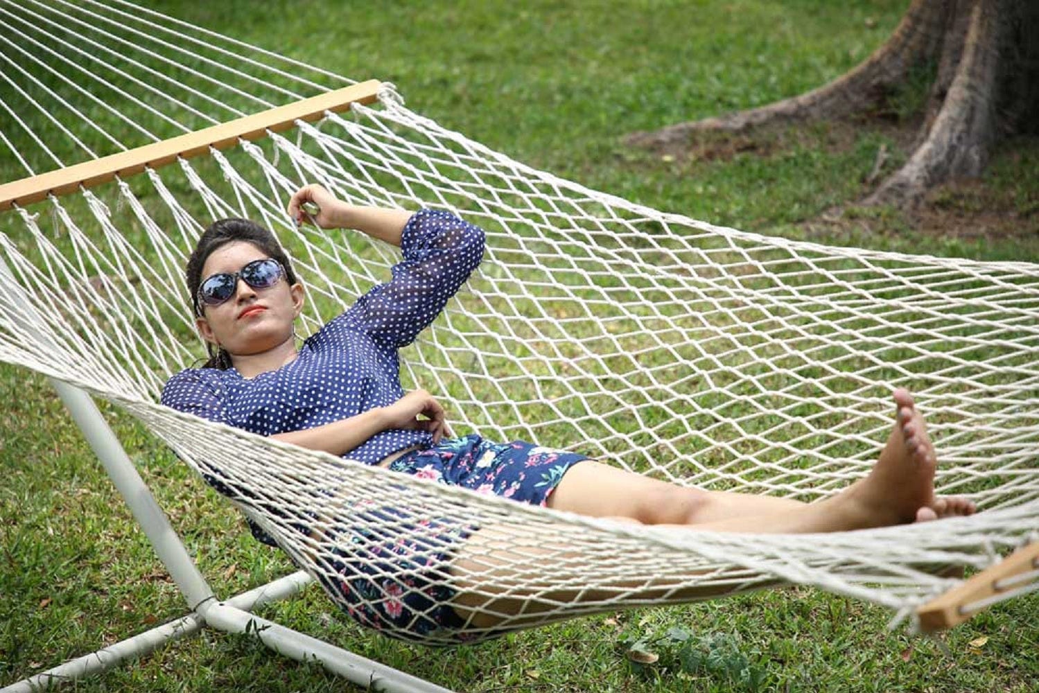 Single XL Cotton Rope Outdoor Hammock With Wooden Bars, Weight Capacity of 113 kg- 122W X 335L