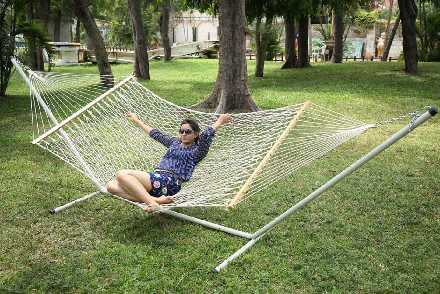 UV resistant Rope Outdoor Hammock with Wooden Bars, Weight Capacity of 113 kg- 122W X 335L